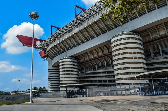 Vamos visitar o Estádio San Siro em Milão?