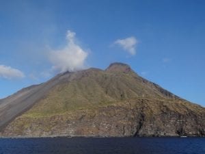 Stromboli a ilha na Sicília feita de um vulcão ativo!