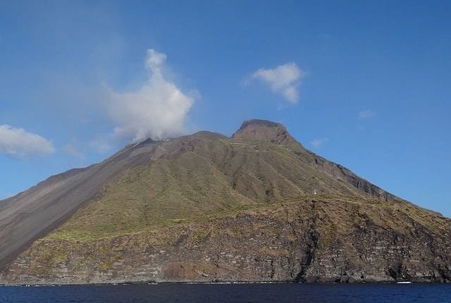 Stromboli a ilha na Sicília feita de um vulcão ativo!