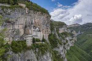 Conheça o Santuário Madonna della Corona em Verona!