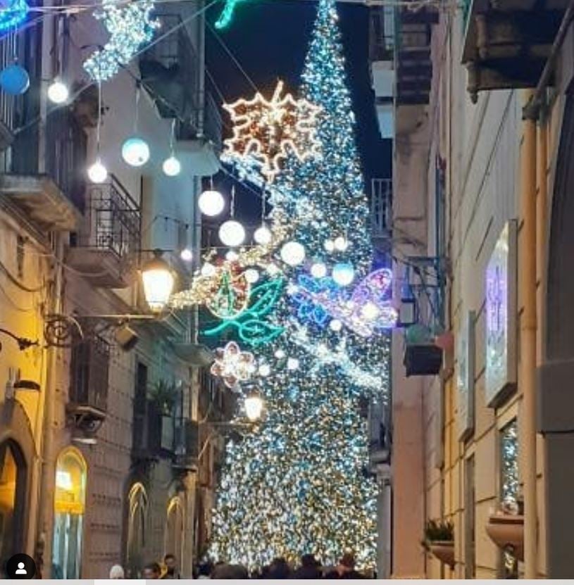 As cintilantes Luzes de Natal dos artistas de Salerno