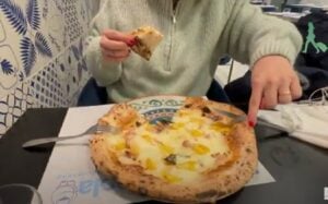 Como é a pizza na Itália?