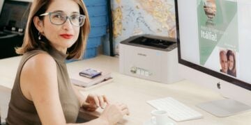 Ana Patrícia em seu escritório montando roteiro de vilarejos na Itália