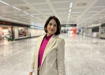 Ana Patrícia em aeroporto aguardando voo para Amalfi