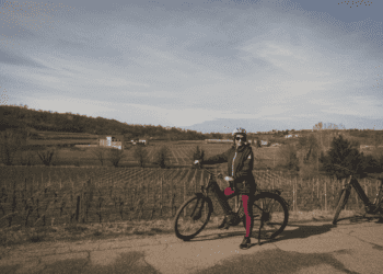 Ana Patrícia andando de bicicleta na Itália