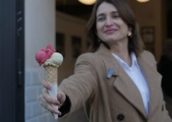 Ana Patrícia mostrando melhor gelato