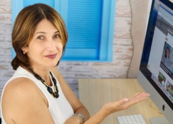 Ana Patrícia utilizando computador em seu escritório