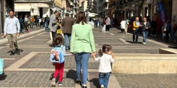 Mãe com suas duas filhas passeando pela Itália