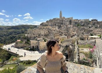 Ana posando para foto na Sardenha