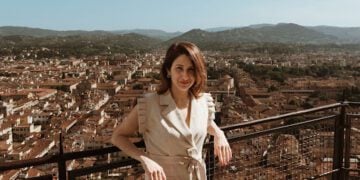 Ana posando para foto em Bolonha