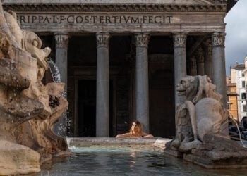 Ana posando para foto em Roma
