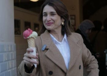 Ana tomando gelato na Itália