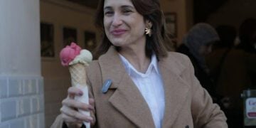 Ana tomando gelato na Itália
