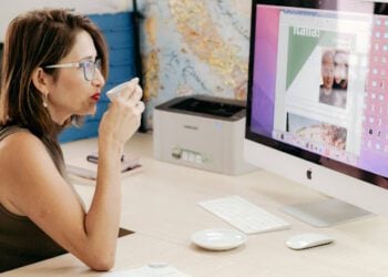 Ana tomando café enquanto monta roteiro de viagem para Itália